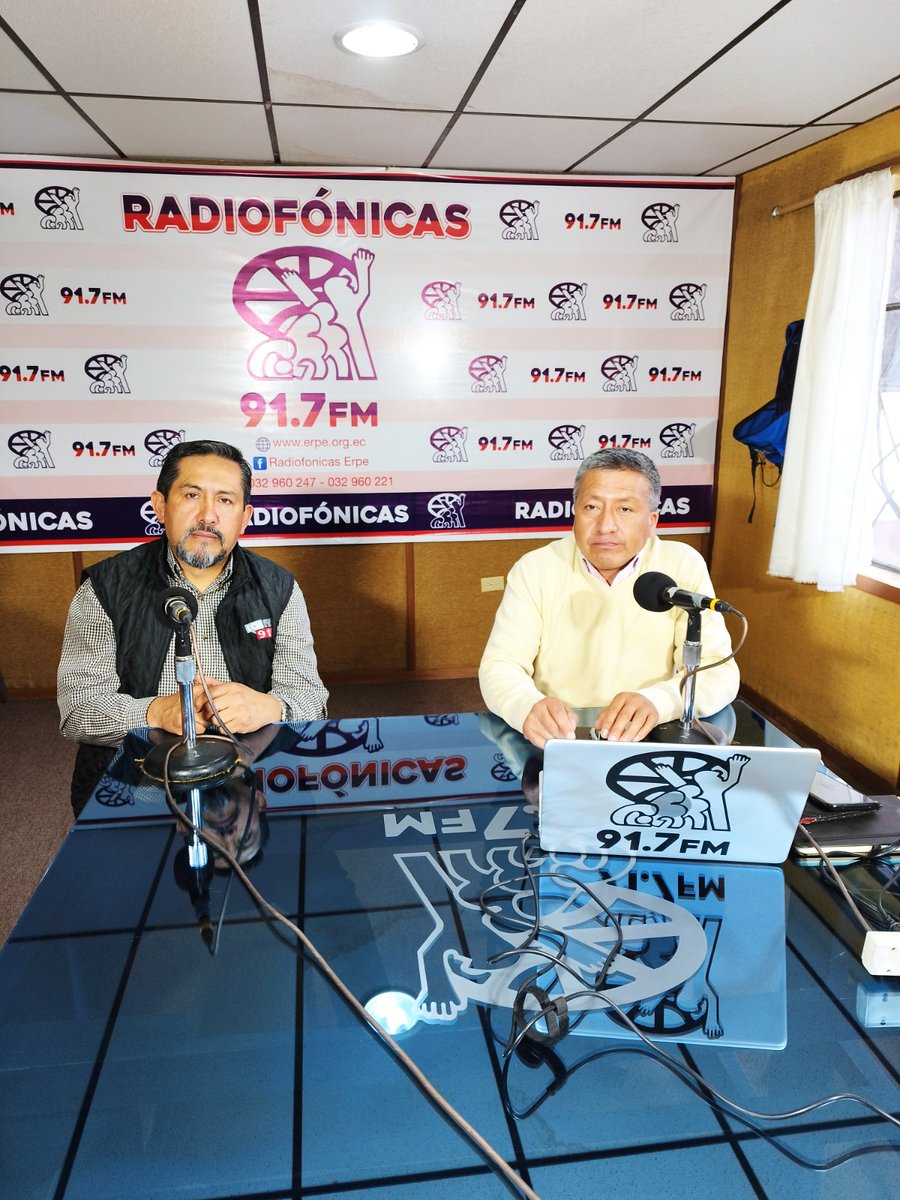 ECU911Ambato's tweet photo. MEDIOS 📻

En la frecuencia de #RadiofonicasERPE (Riobamba), @UvidiaJorge, #CZ3 informa a la ciudadanía sobre la activación de los organismos de socorro frente a la emergencia en #Alausí y la gestión operativa de la zona 3 ante este evento natural.

#ECU911SiempreActivo https://t.co/wClcEh4Id2