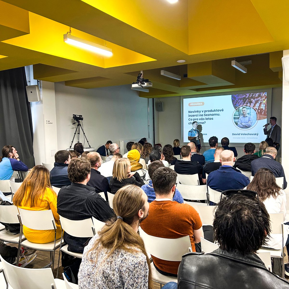 Sklik's tweet photo. Už jste slyšeli o konferenci E-commerce Day? Návštěvníci se od našeho řečníka @velechovsky dozvěděli o novinkách v Skliku, které by nikomu neměly uniknout.😉Pokud jste to nestihli a zajímá vás téma produktové inzerce, nebo obecně Skliku, nezoufejte. Další příležitosti se blíží.🙌 https://t.co/gpSSgloCH8