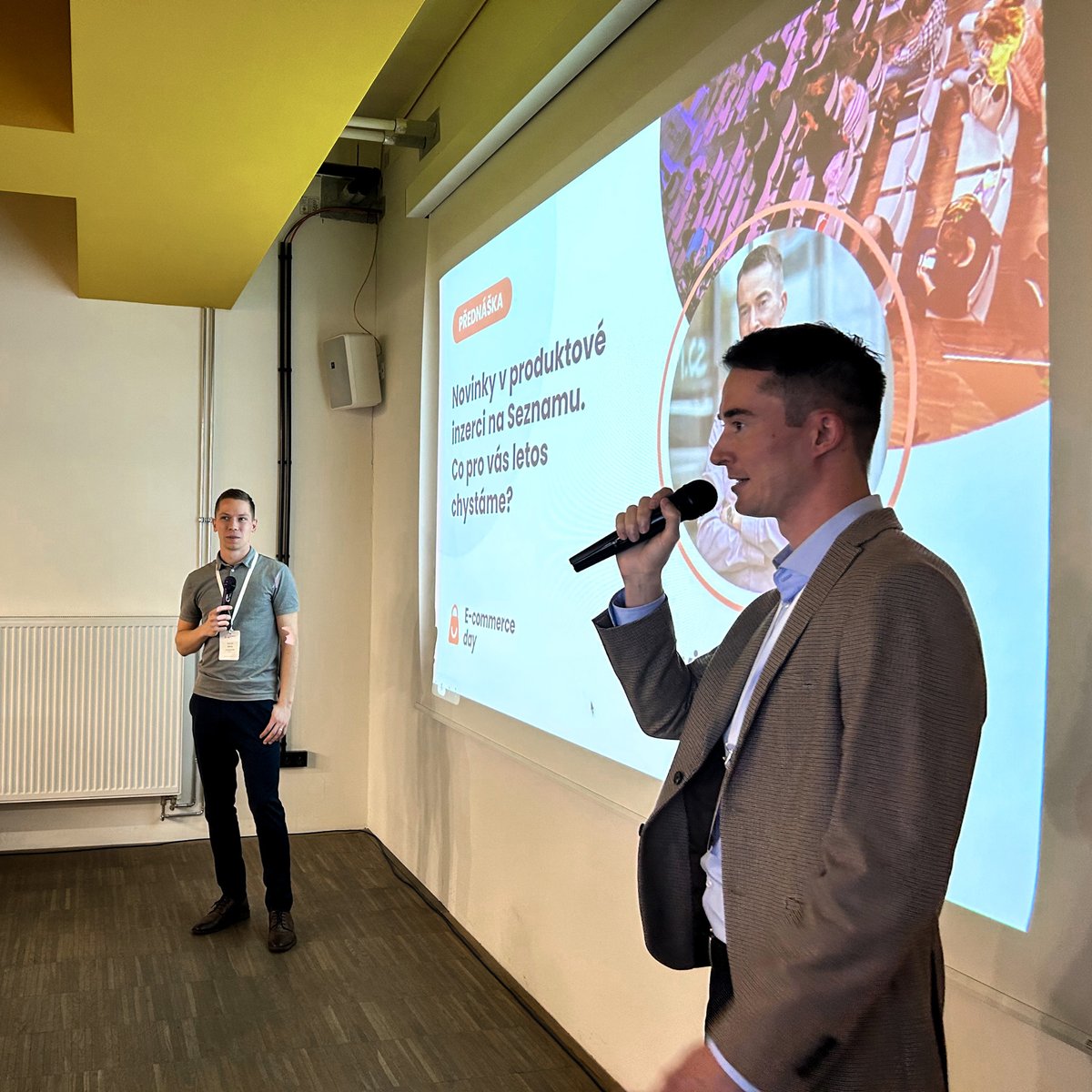 Sklik's tweet photo. Už jste slyšeli o konferenci E-commerce Day? Návštěvníci se od našeho řečníka @velechovsky dozvěděli o novinkách v Skliku, které by nikomu neměly uniknout.😉Pokud jste to nestihli a zajímá vás téma produktové inzerce, nebo obecně Skliku, nezoufejte. Další příležitosti se blíží.🙌 https://t.co/gpSSgloCH8