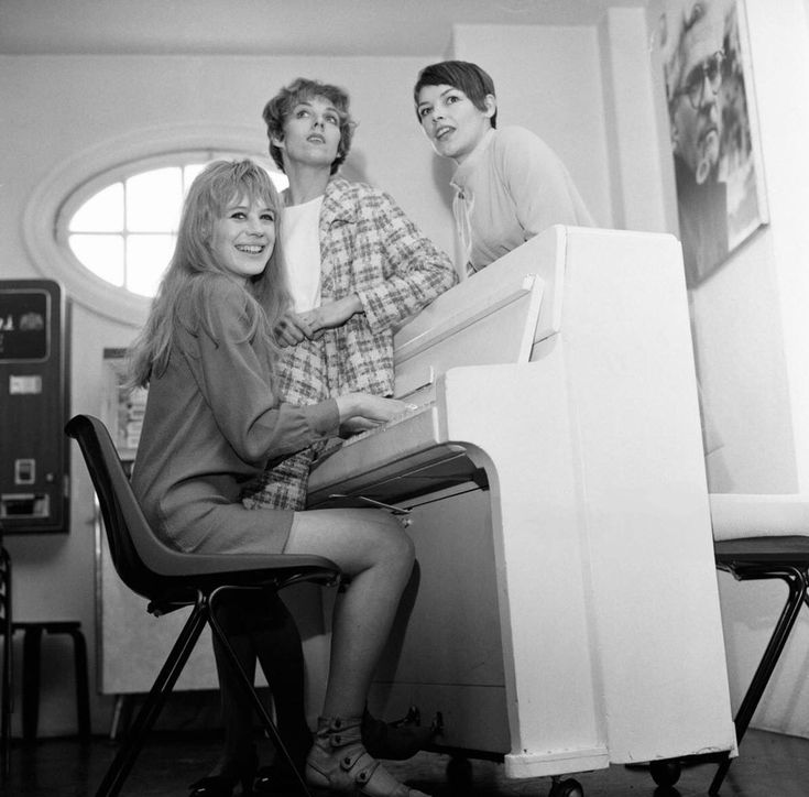 🎹 Happy #PianoDay, everyone! Throwback to #MarianneFaithfull rehearsing for Chekhov's 'Three Sisters' alongside Avril Elgar and Glenda Jackson in London, 1967. 🌟🎭 A beautiful moment captured by Eric Piper. 📸