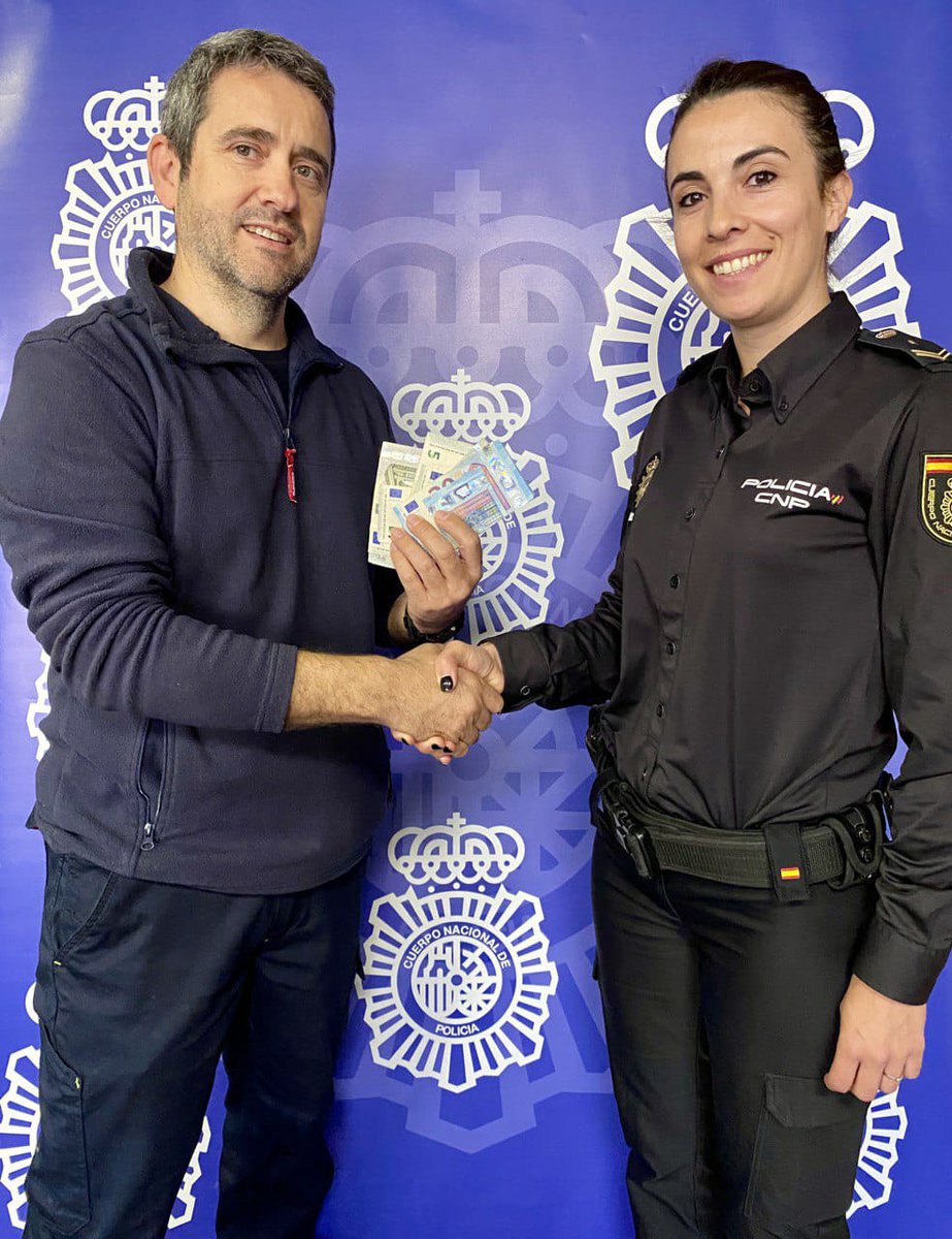 policia's tweet photo. Hoy en #Alicante hemos hecho entrega a un ciudadano de 235 💶 que se encontró en la vía pública en 2019 y lo llevó a #comisaría 

Transcurrido el tiempo #legal, se le ha hecho entrega del #dinero al no haber aparecido ninguna persona reclamándolo  

#Colabora
#SomosTuPolicía https://t.co/p977sC1eyC