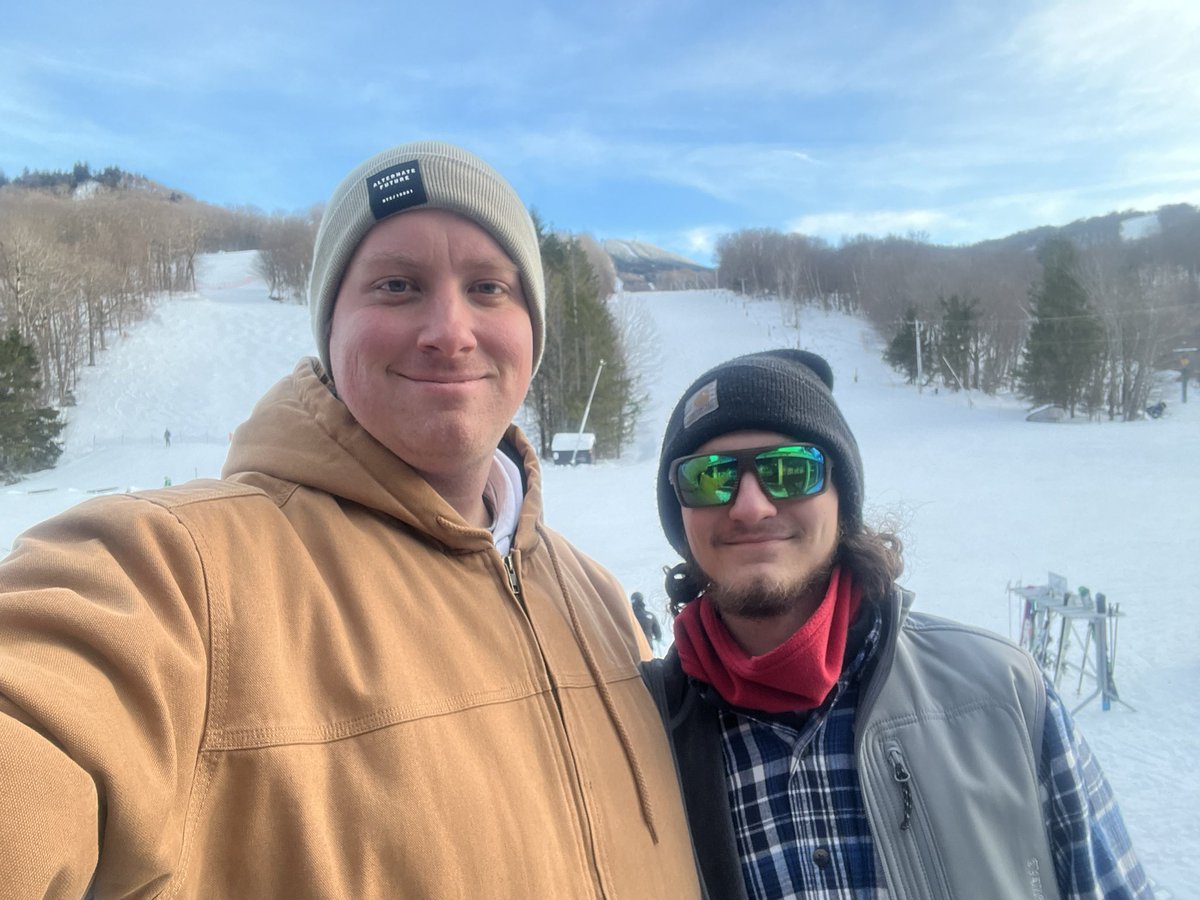 ryan_zdunek's tweet photo. Snowboarding was… interesting but still fun with my fav https://t.co/ErQFX6ZV01