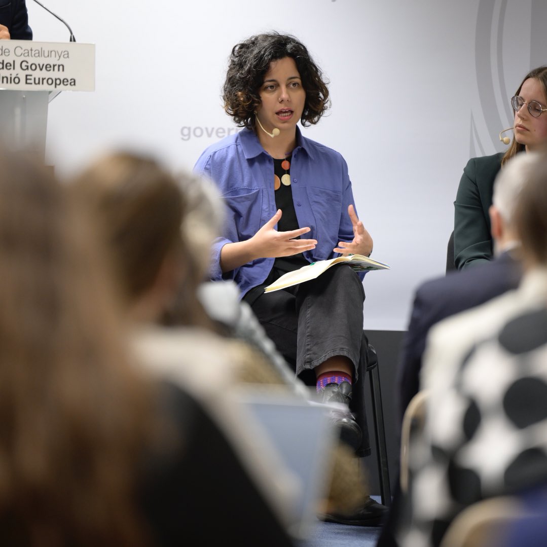 Catalonia_EU's tweet photo. 🔴 @ClaraCalbet represents @SomEnergia: "We want to transform the energy market so it is in the hands of citizens"

@KKarameri from @StimmuliFChange, a social innovation research organisation: "Let's introduce to our next generation, something to hope the day of tomorrow" https://t.co/s8DeXRJ9cg