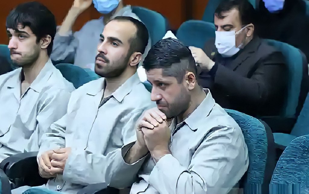 khodesepid's tweet photo. با ادعای علی شریف‌زاده، وکیل #سیدمحمد_حسینی ثابت شده که محمد تحت شکنجه های شدید و اعتراف اجباری اعدام شده.
جزئیات این پرونده بعد ۳ ماه تازه داره مشخص میشه.
غریب و مظلوم گیرت اورده بودن سید….
#مهسا_امينی‌ https://t.co/SSHZsEql5u