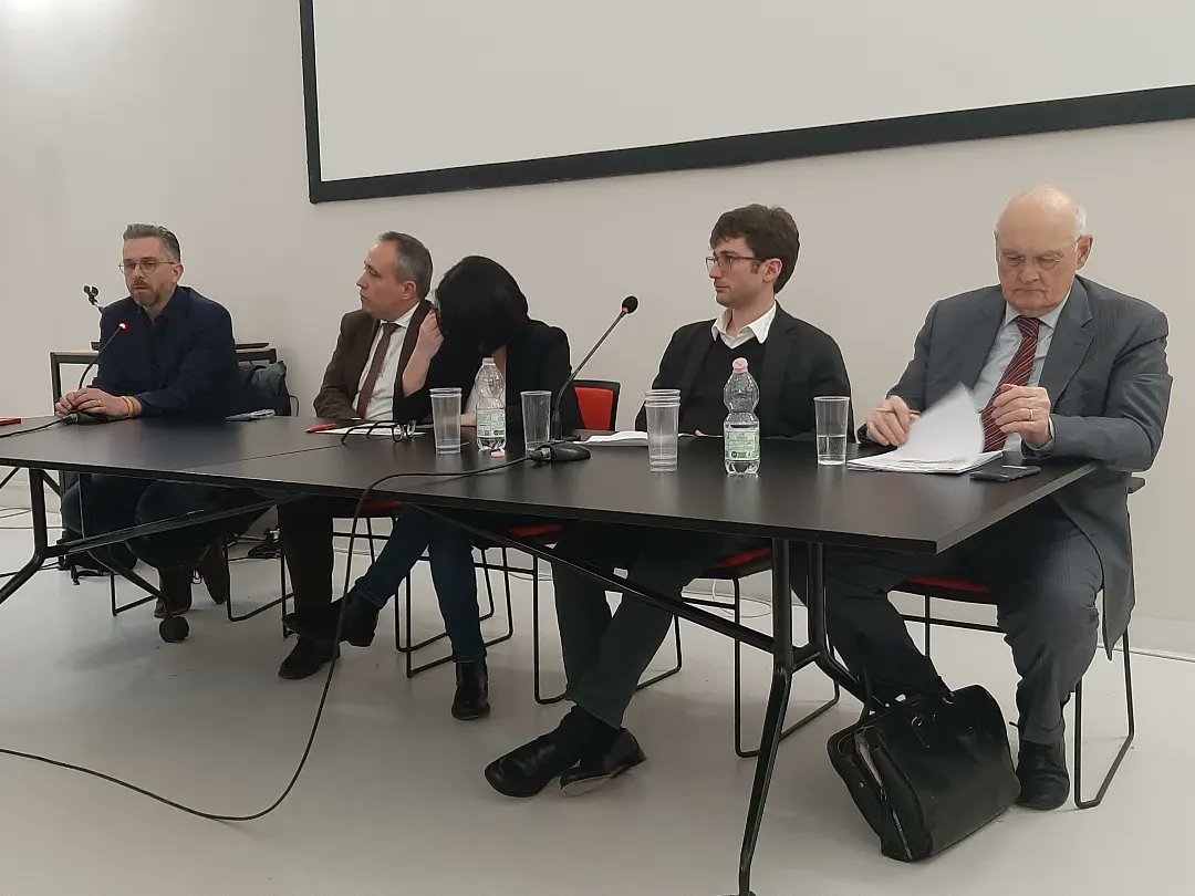danifre1's tweet photo. Ieri grazie a @pandorarivista in @comunebologna un bel dibattito sul ruolo dell' #economiasociale per un nuovo paradigma di sviluppo  con @matteolepore, @EmmaPetitti, @AndreaMa55ari, Stefano #Zamagni, @marcomarcatili, Simone Fabbri e Daniele Ravaglia. https://t.co/Mq2IGQBsIN