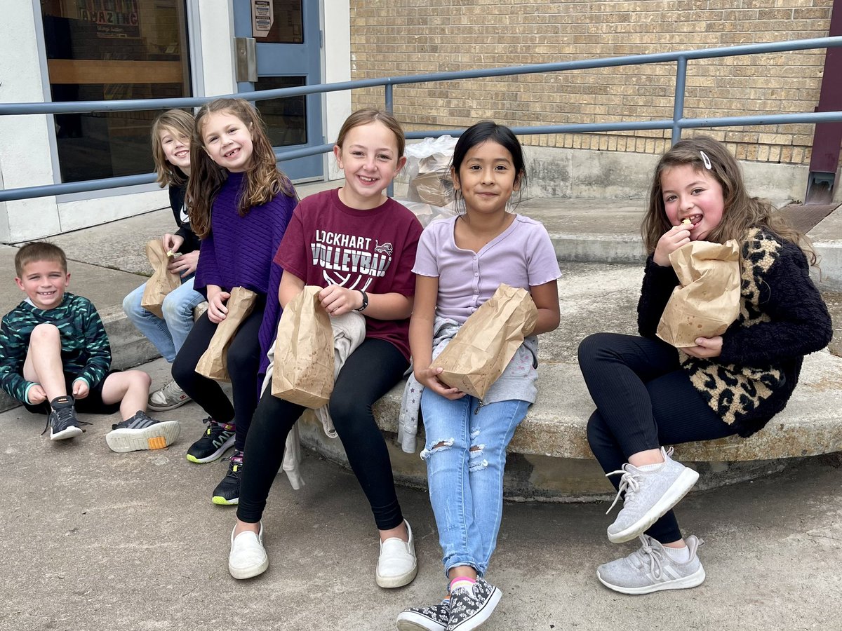 Happening now: <a href="/NavarroLISD/">Navarro Elementary</a> 3rd 9 Weeks AR Bounce and Pop parties! #navproud of our students who met and surpassed their AR goals! 🤩📚 #lovemylisd #lockhartreading