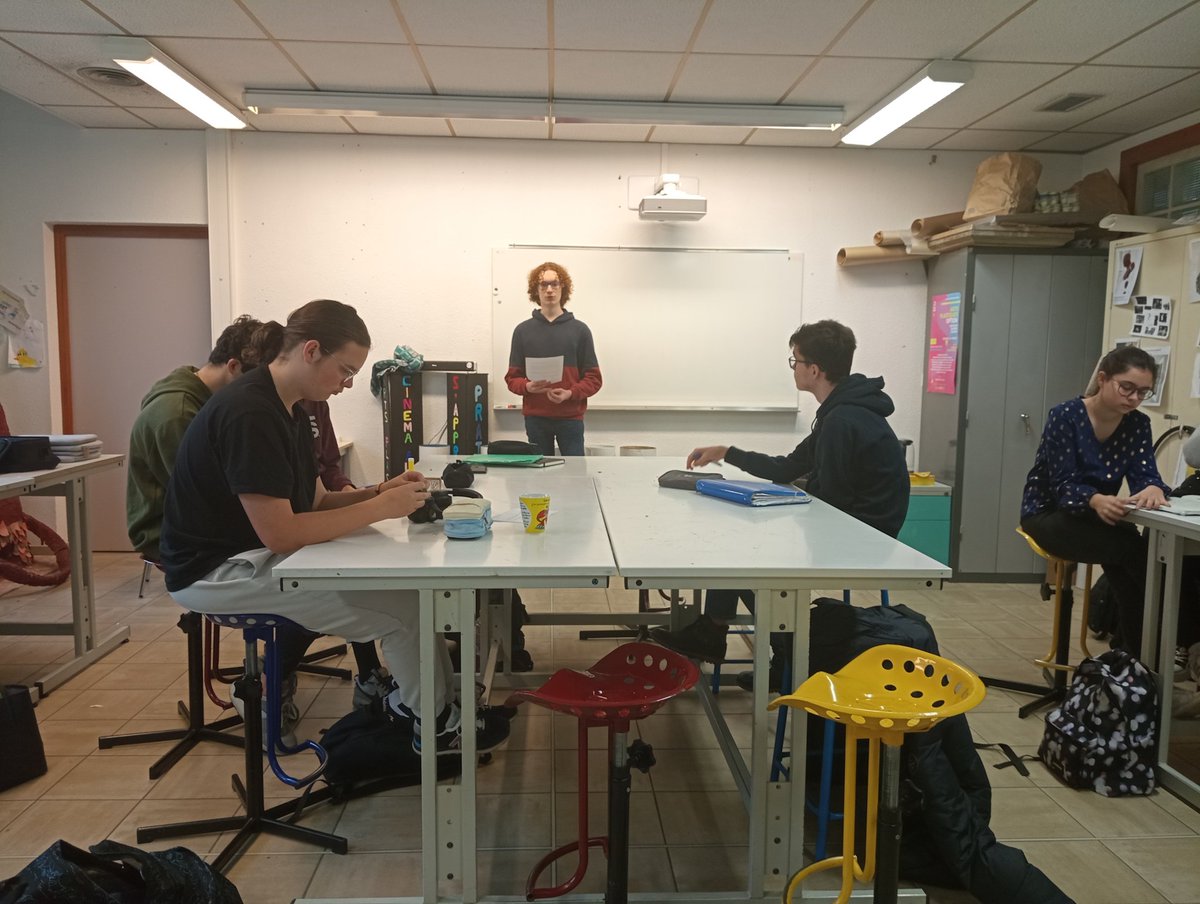 MICHELEva12's tweet photo. #workinprogress 
Journée entière avec @ManuelMontea pour la réalisation d'un #documentaire avec l'ANA. 
Découverte de l'univers du réalisateur et présentation de #pitch, échanges et choix collectif : Comment parler du #racisme ? @AcAmiens
@draeac_hdf @AmiensArtsPla  #EAC https://t.co/W52HFBl6yy