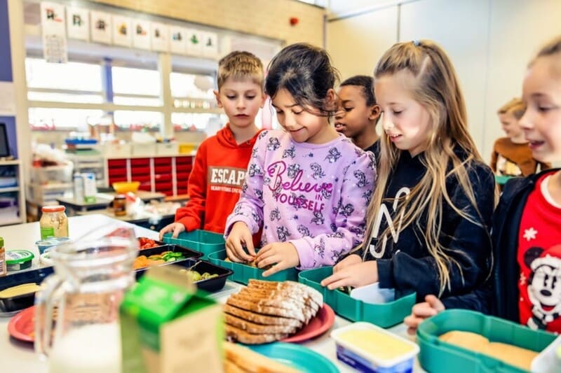 GezondeSchoolNL's tweet photo. Vanaf vandaag kunnen scholen met leerlingen in kwetsbare wijken #subsidie aanvragen voor gratis #schoolmaaltijden. Meer weten? Lees: https://t.co/XsczujMkWH.
#onderwijs #gezondeleefstijl #voeding

@MinOCW @RodeKruis @jeugdedufonds @voedingscentrum @PO_Raad @VO_raad https://t.co/aYOsb0yYGm