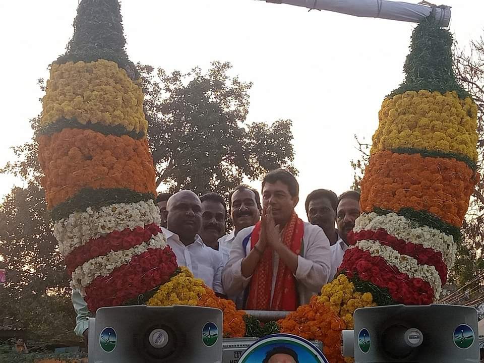 MekapatiVikram's tweet photo. ఈ రోజు చేజర్ల మండలం ఆదురుపల్లి సచివాలయం పరిధిలో గడప గడపకు మన ప్రభుత్వం కార్యక్రమాన్ని నిర్వహించడం జరిగింది. గ్రామంలో ప్రతి కాలనీలో పర్యటించి ప్రజలకు ముఖ్యమంత్రి @ysjagan గారు అందచేసిన సంక్షేమ పథకాల గురించి వివరించి వారికి సంక్షేమ లబ్ది కరపత్రాలను అందచేశాను

#Atmakur #Chejarla https://t.co/SC6AfSD1Mj
