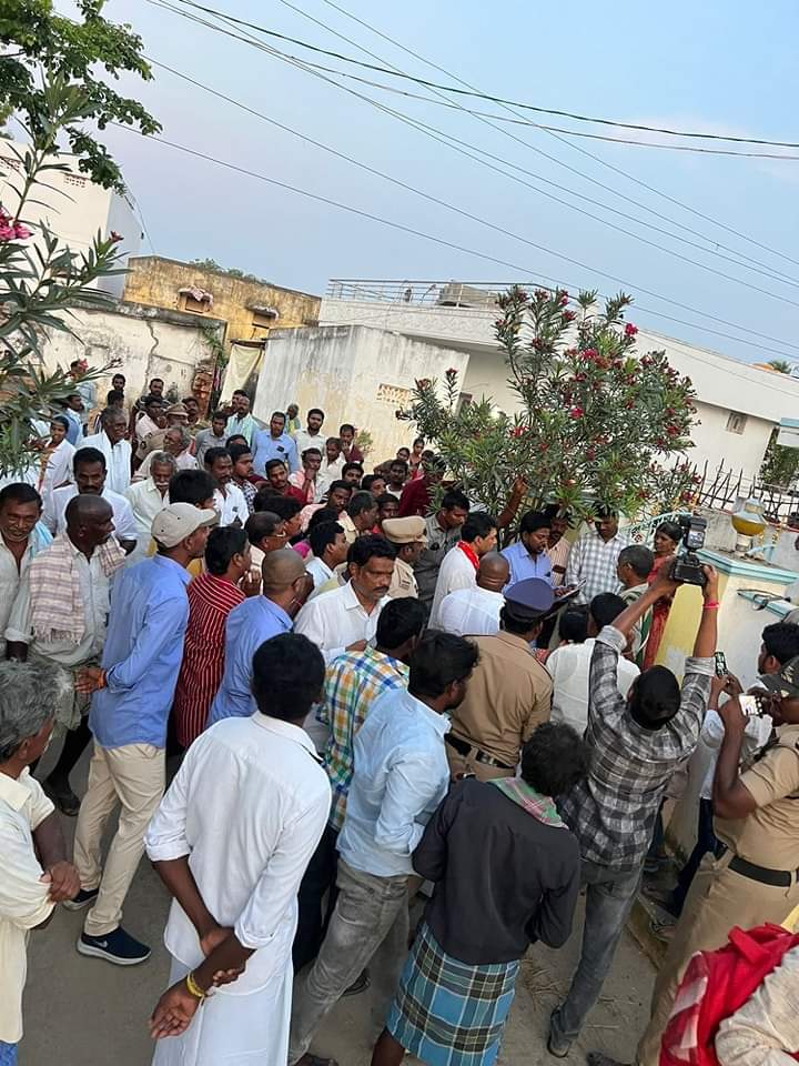 MekapatiVikram's tweet photo. ఈ రోజు చేజర్ల మండలం ఆదురుపల్లి సచివాలయం పరిధిలో గడప గడపకు మన ప్రభుత్వం కార్యక్రమాన్ని నిర్వహించడం జరిగింది. గ్రామంలో ప్రతి కాలనీలో పర్యటించి ప్రజలకు ముఖ్యమంత్రి @ysjagan గారు అందచేసిన సంక్షేమ పథకాల గురించి వివరించి వారికి సంక్షేమ లబ్ది కరపత్రాలను అందచేశాను

#Atmakur #Chejarla https://t.co/SC6AfSD1Mj