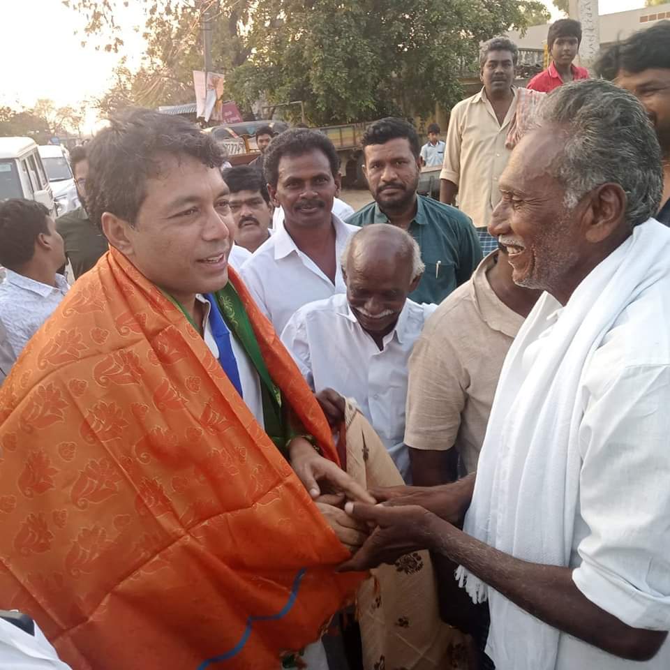 MekapatiVikram's tweet photo. ఈ రోజు చేజర్ల మండలం ఆదురుపల్లి సచివాలయం పరిధిలో గడప గడపకు మన ప్రభుత్వం కార్యక్రమాన్ని నిర్వహించడం జరిగింది. గ్రామంలో ప్రతి కాలనీలో పర్యటించి ప్రజలకు ముఖ్యమంత్రి @ysjagan గారు అందచేసిన సంక్షేమ పథకాల గురించి వివరించి వారికి సంక్షేమ లబ్ది కరపత్రాలను అందచేశాను

#Atmakur #Chejarla https://t.co/SC6AfSD1Mj