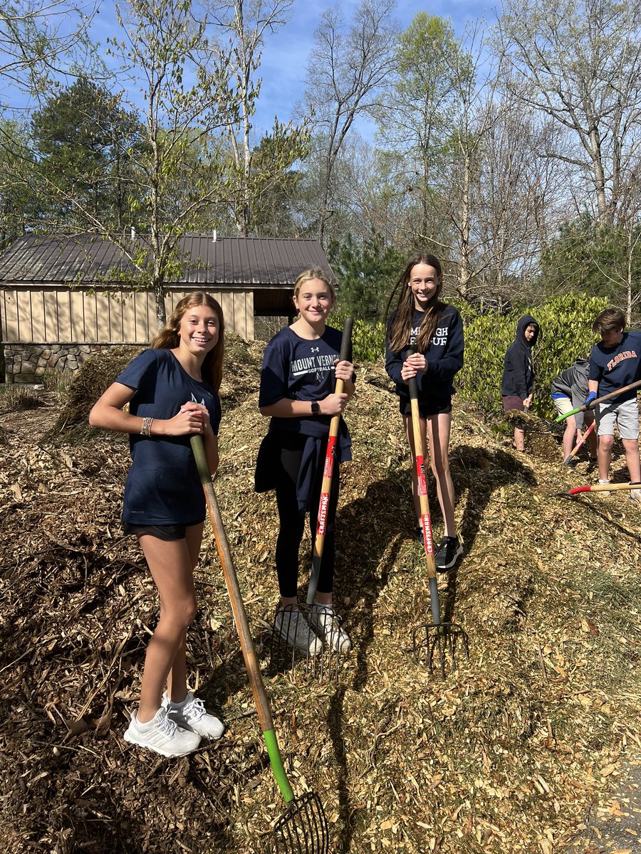 campbellMVPS's tweet photo. G6 students making an impact at #bigtreesnaturepreserve during our #weekofimpact @TheMVSchool #mvmiddle https://t.co/9oMjNpibAR