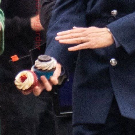 HSFEATURES's tweet photo. Harry Styles on set for My Policeman protecting cupcakes. https://t.co/VcR6nksgVU