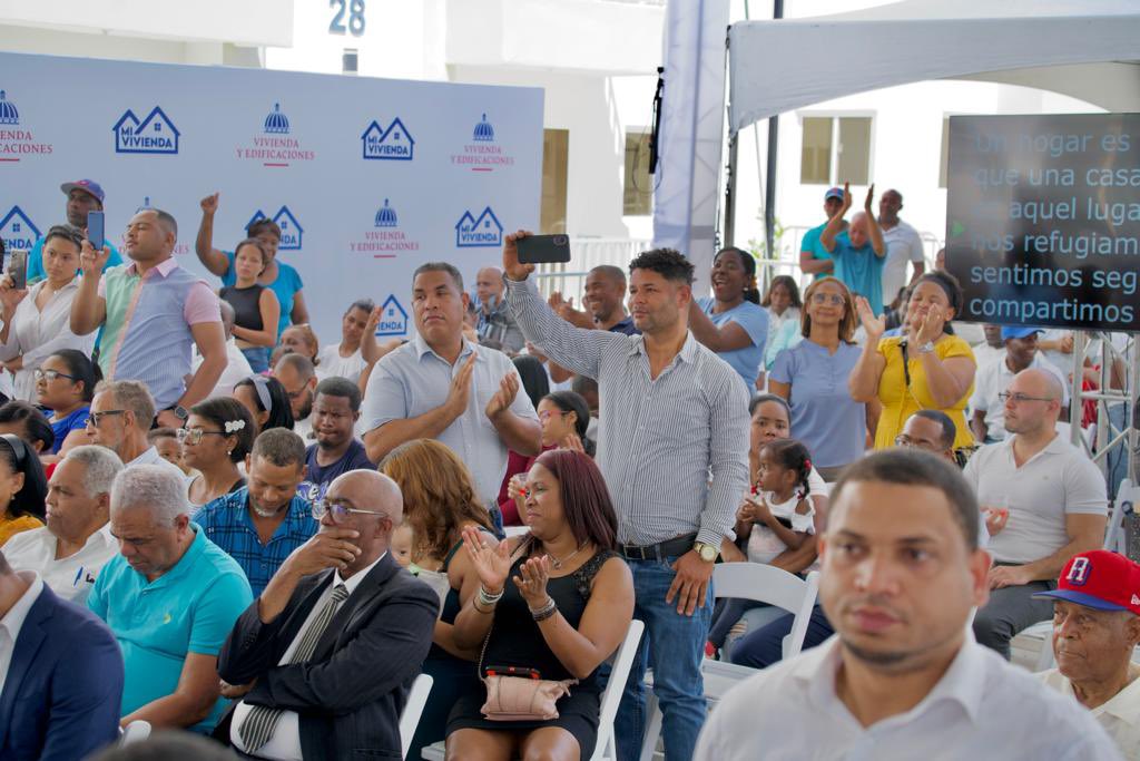 Nuestro director <a href="/RafaelABurgosG/">Rafael Burgos Gómez</a> acompañó al Presidente de la República, <a href="/luisabinader/">Luis Abinader</a> entregó este martes 500 apartamentos  del Plan Mi Vivienda  San Luis, SDE, cumpliendo así una necesidad que por décadas los moradores anhelaban, tener su techo propio.