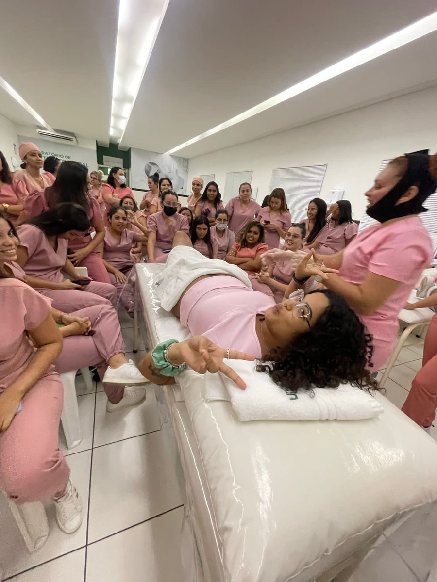 rebeconha_'s tweet photo. Do dia que eu me permiti ser usada pela ciência e todo mundo viu meu priquito na aula (e ainda pedi pra tirar foto https://t.co/JP6aQUmr9k