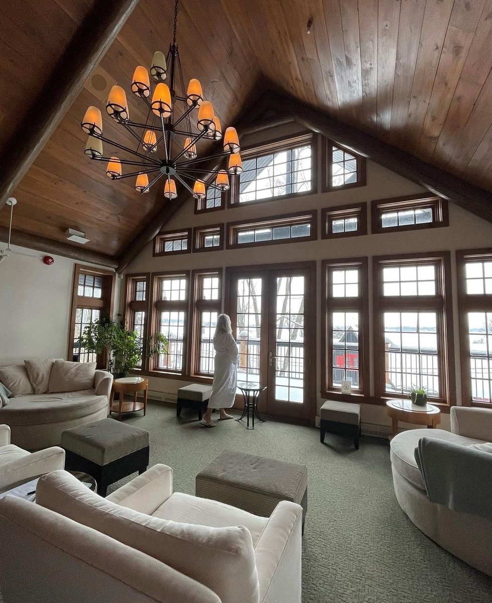 On préfère le lobby de l'hôtel ou le lobby du spa ? ✨

//

We prefer the hotel lobby or the spa lobby? ✨

#FairmontMontebello #WellnessWednesday

📸 : @boubikes