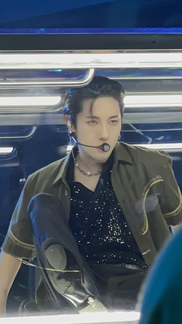 เชื่อแล้วคนหล่อทำไรก็หล่อใส่แว่นก็หล่อไม่ใส่แว่นก็หล่อ