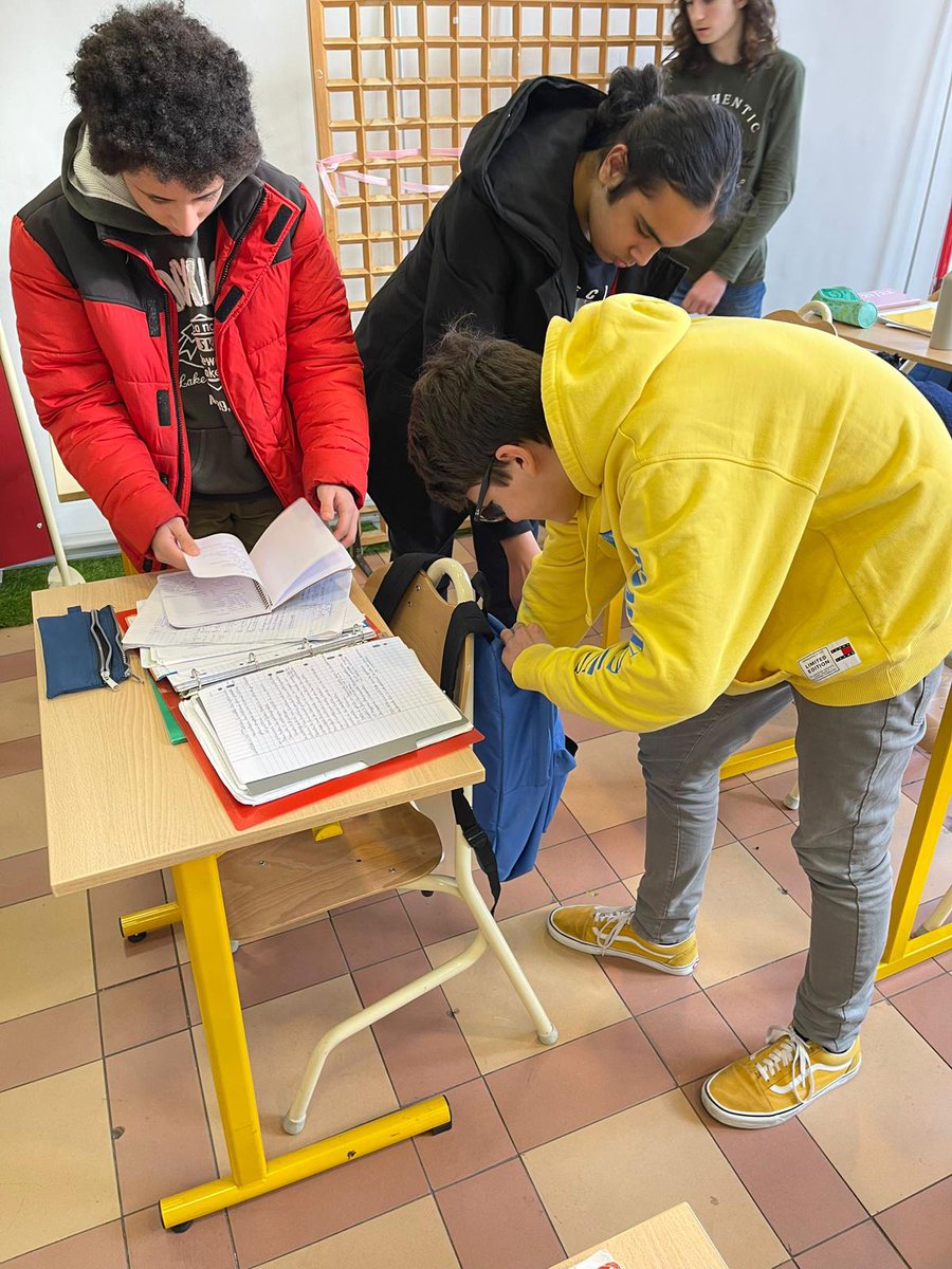 EstLGADDICTION's tweet photo. 💬 Escape game #harcelement et #CyberHarcelement au Lycée Périer à #Marseille !
📚 En présence du Vice-Président de @MaRégionSud, @LudovicPerney, les élèves de son ancien lycée se mobilisent pour le bien-être de chacun au sein de l'établissement ! https://t.co/sNIWqWoZue
