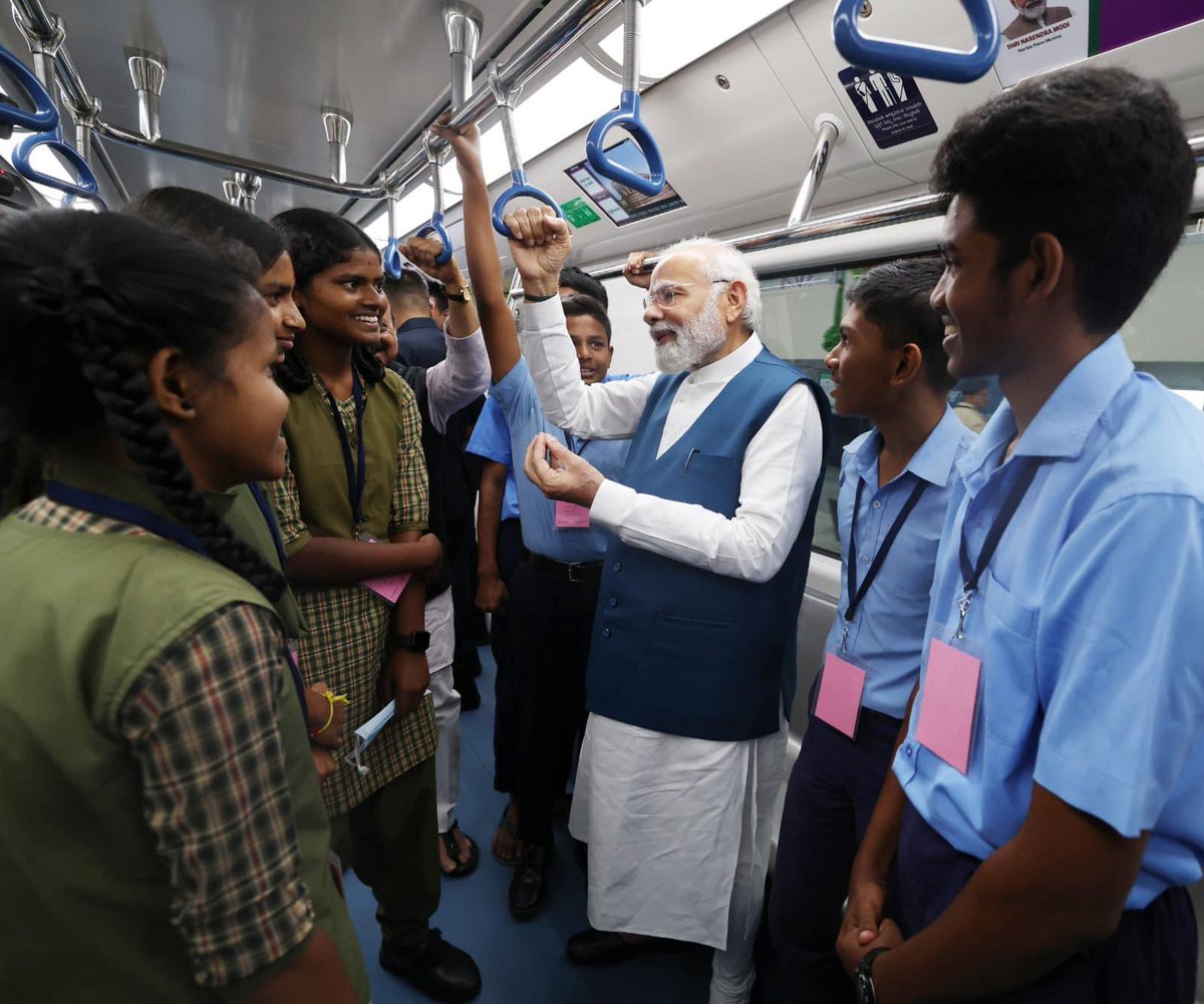 SLavanyaArun's tweet photo. pic is Enough…How Humble he IS ….public Leader @narendramodi ji #oncemoremodi🙏🏻 https://t.co/35vGcxJsYb
