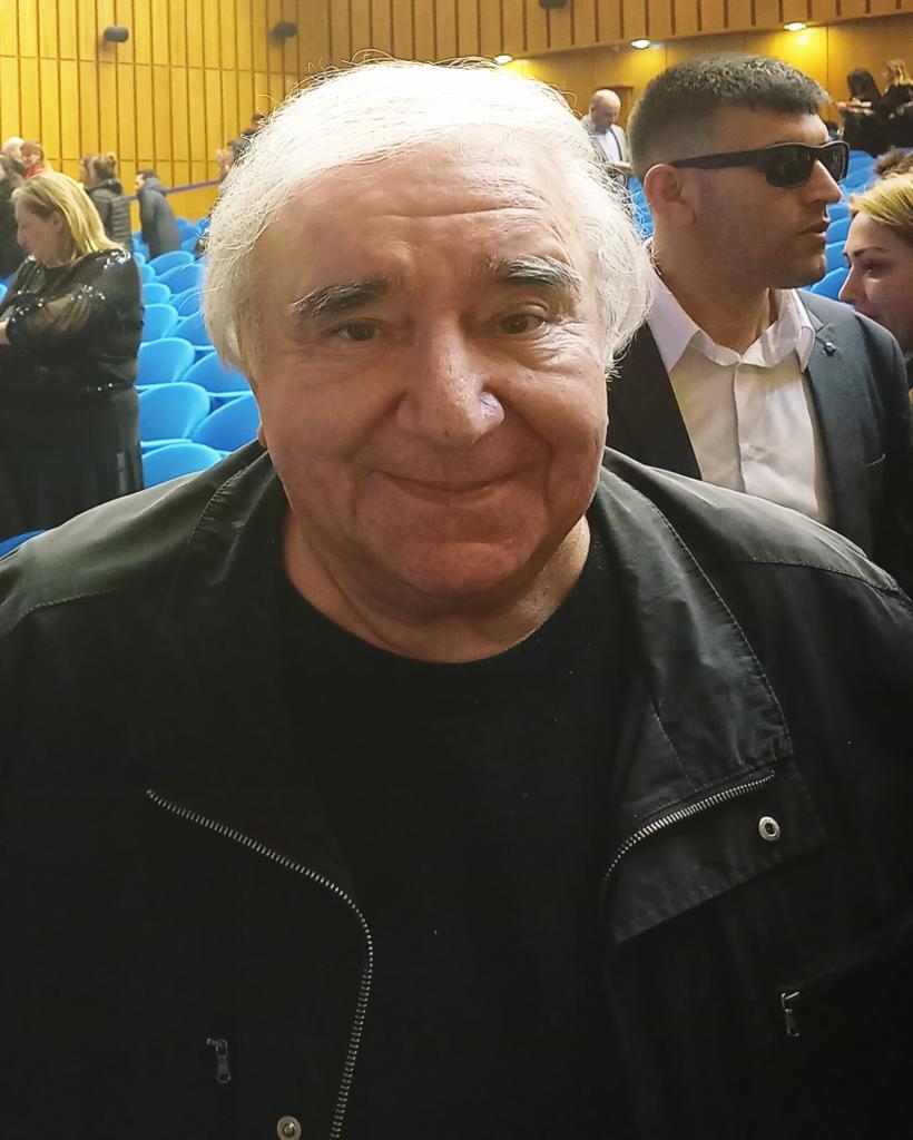 Dəyərli sevgi şairimiz Ramiz Rövşən..
Ramiz müəllimi görüb bir yerdə dayana bilərəmmi heç?
Uzun ömür, cansağlığı arzu edirəm dəyərli Ramiz Rövşənə..❤️‍🩹 
#RamizRövşən #şair #sevgişairi