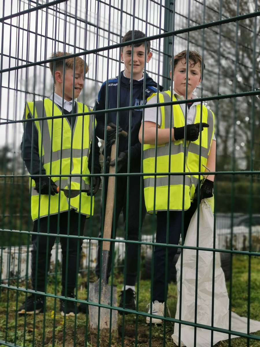 BulgadenN's tweet photo. Hard at work today for @TLC_Limerick cleaning up in the area around our school in Bulgaden. Well done everyone👏👏Don't forget TLC8 on Good Friday 7th April. https://t.co/Dc1lIEF2kj
