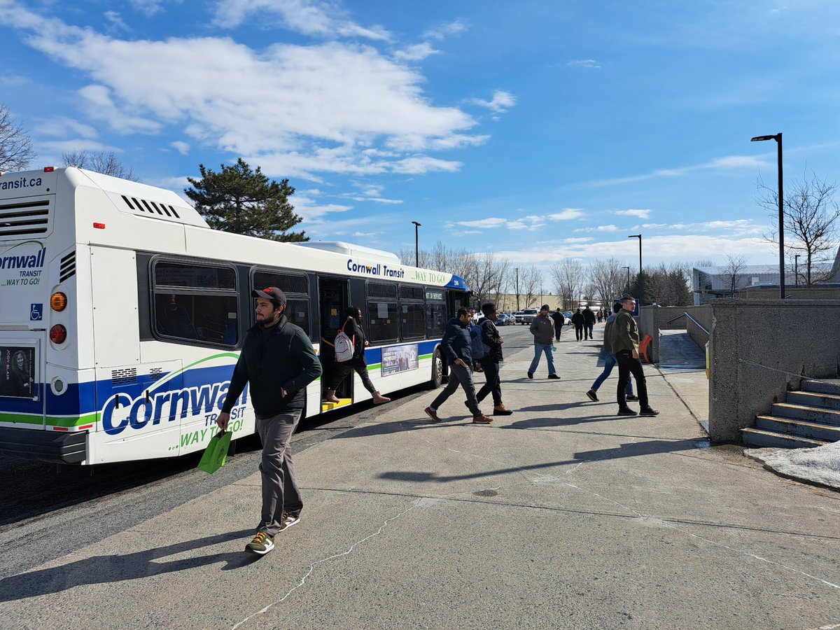 Busloads of job seekers arriving at the Complex at today's Job Fair, which goes to 6pm today. choosecornwall.ca/news-english/c… #ChooseCornwall #jobfair