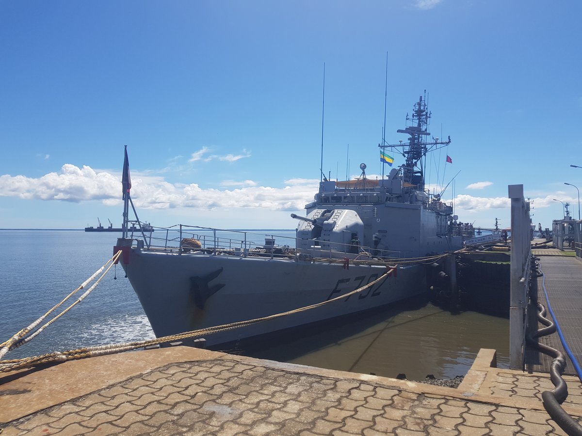 CoopSecuDefense's tweet photo. 🇬🇦Gabon. Les #médecins stagiaires de l’École d’application du service de #santé #militaire de Libreville à bord du PHM « PM L’Her » @MarineNationale
Missions, féminisation, santé et conditions de vie à bord pour susciter la curiosité voire des vocations !
#EASSML #ENVR #Afrique https://t.co/UcePQo9q4i