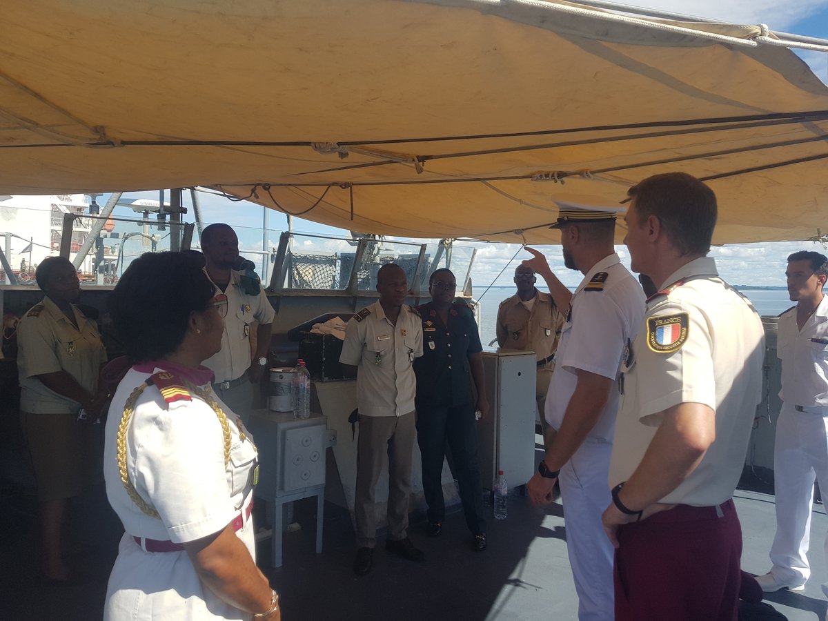CoopSecuDefense's tweet photo. 🇬🇦Gabon. Les #médecins stagiaires de l’École d’application du service de #santé #militaire de Libreville à bord du PHM « PM L’Her » @MarineNationale
Missions, féminisation, santé et conditions de vie à bord pour susciter la curiosité voire des vocations !
#EASSML #ENVR #Afrique https://t.co/UcePQo9q4i