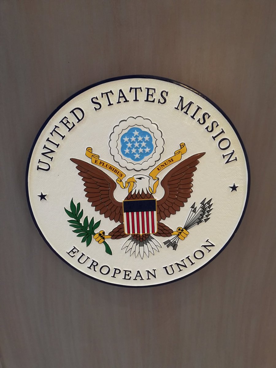 spiritsEUROPE's tweet image. Meeting with our colleagues from @DistilledSpirit to celebrate the removal of tariffs. An opportunity to discover the great variety of American whiskies together with officials from the US Embassy. #ToastsNotTariffs