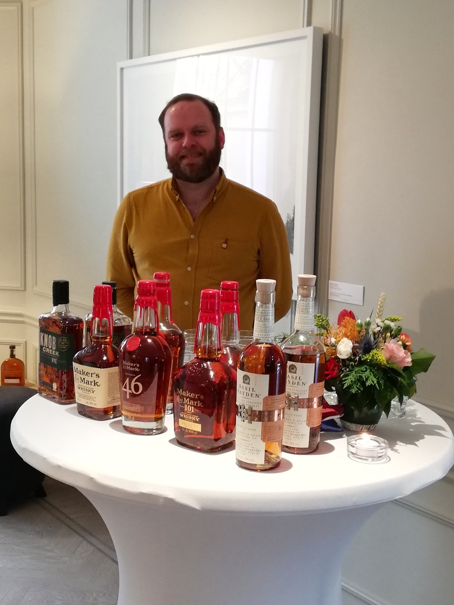 spiritsEUROPE's tweet image. Meeting with our colleagues from @DistilledSpirit to celebrate the removal of tariffs. An opportunity to discover the great variety of American whiskies together with officials from the US Embassy. #ToastsNotTariffs