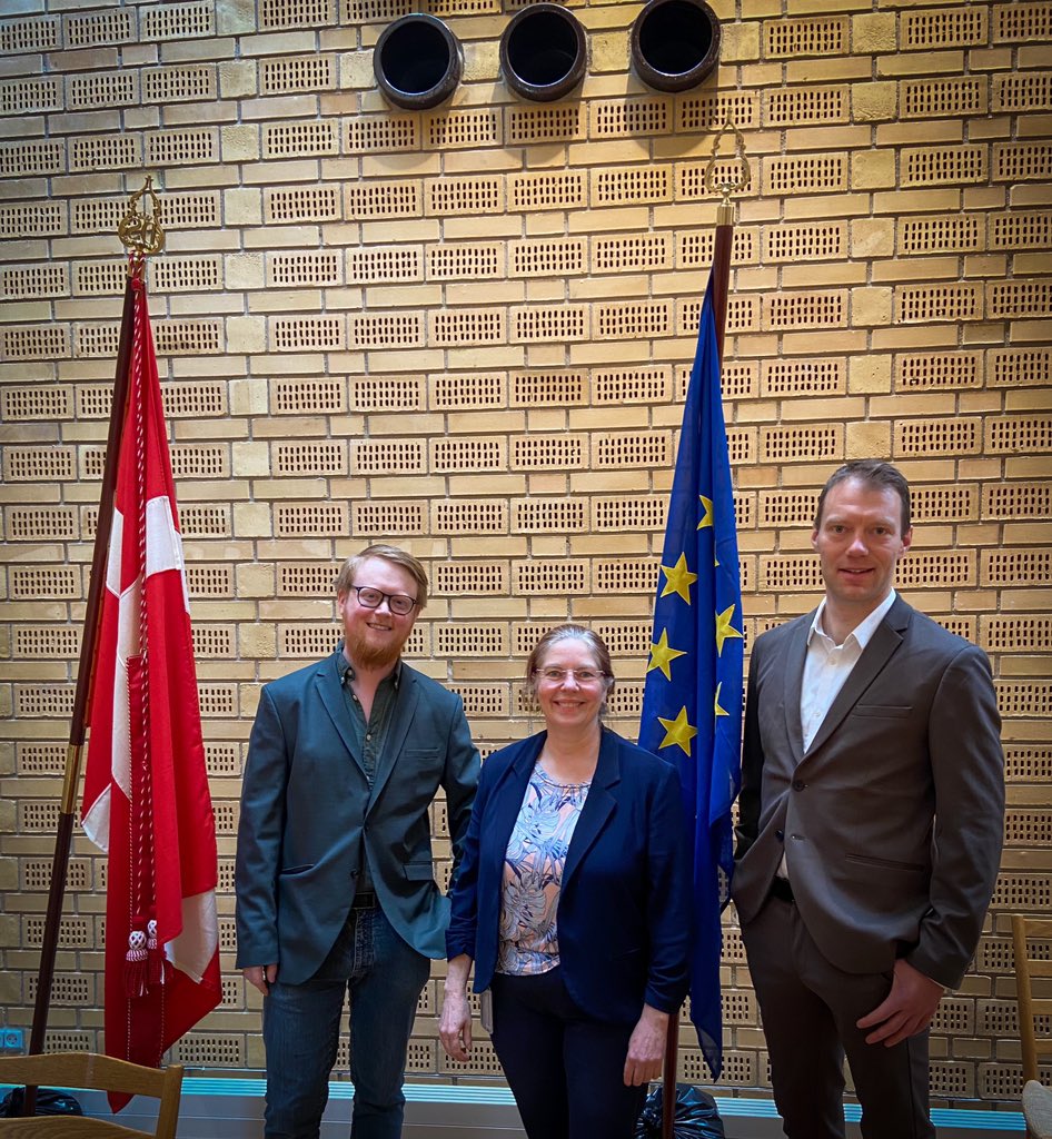 Thomas_B_J's tweet photo. Klar til byrådsmøde i Roskilde. Første møde med EU-flaget sammen m dannebrog. Et signal om internationalt udsyn 🇪🇺🇩🇰 @EuropaBev https://t.co/uXEEWN4fqf