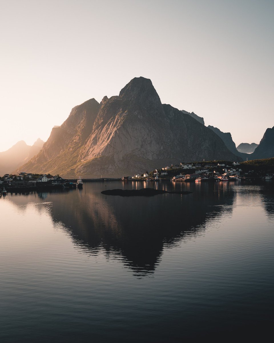 escape2unknown's tweet image. Nordland, Norway📍 

• follow for daily travel inspiration ✨️ 

• 📸 by -  plx_thetraveler

• visit my travel blog 🎒 - link in bio 
#Norway #travelphotography #Travel #mountains