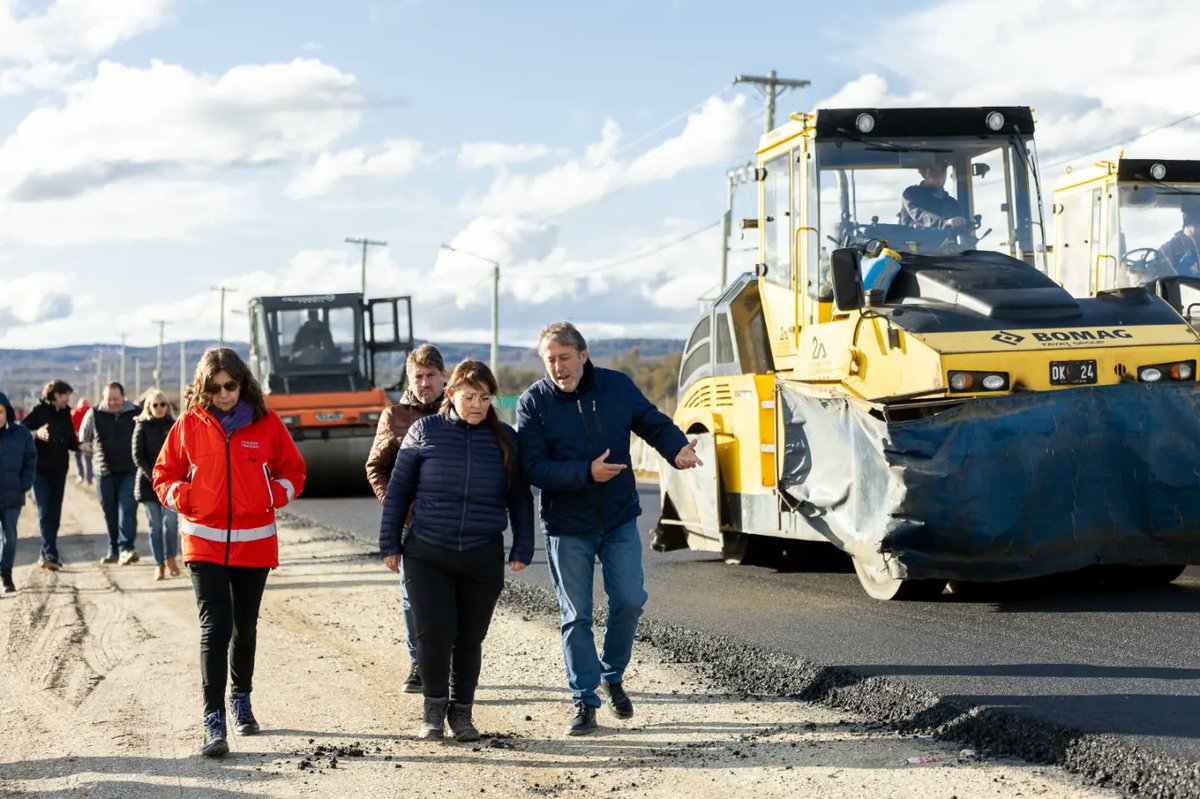 gustavomelella's tweet photo. Seguimos creciendo en obras que transformarán la vida de los fueguinos y las fueguinas ⬇️

Así avanza la pavimentación de la Ruta N1 en la cabecera del Lago Fagnano, una obra que mejorará la transitabilidad, la seguridad y el acceso a Tolhuin. https://t.co/ecRP1s01yr