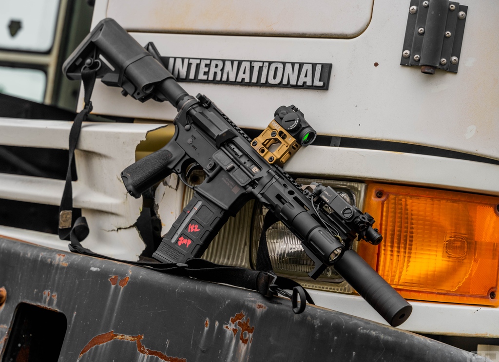 Compact for CQC.

Featured, Micro T-2.

aimpoint.info/39avv3R

PC: <a href="/youngbuckdave/">Dave Young</a>

#aimpoint #aimpointmicro #microt2 #alwaysready #alwayson #reddotsight #reddot #reddotoptic #compactsight