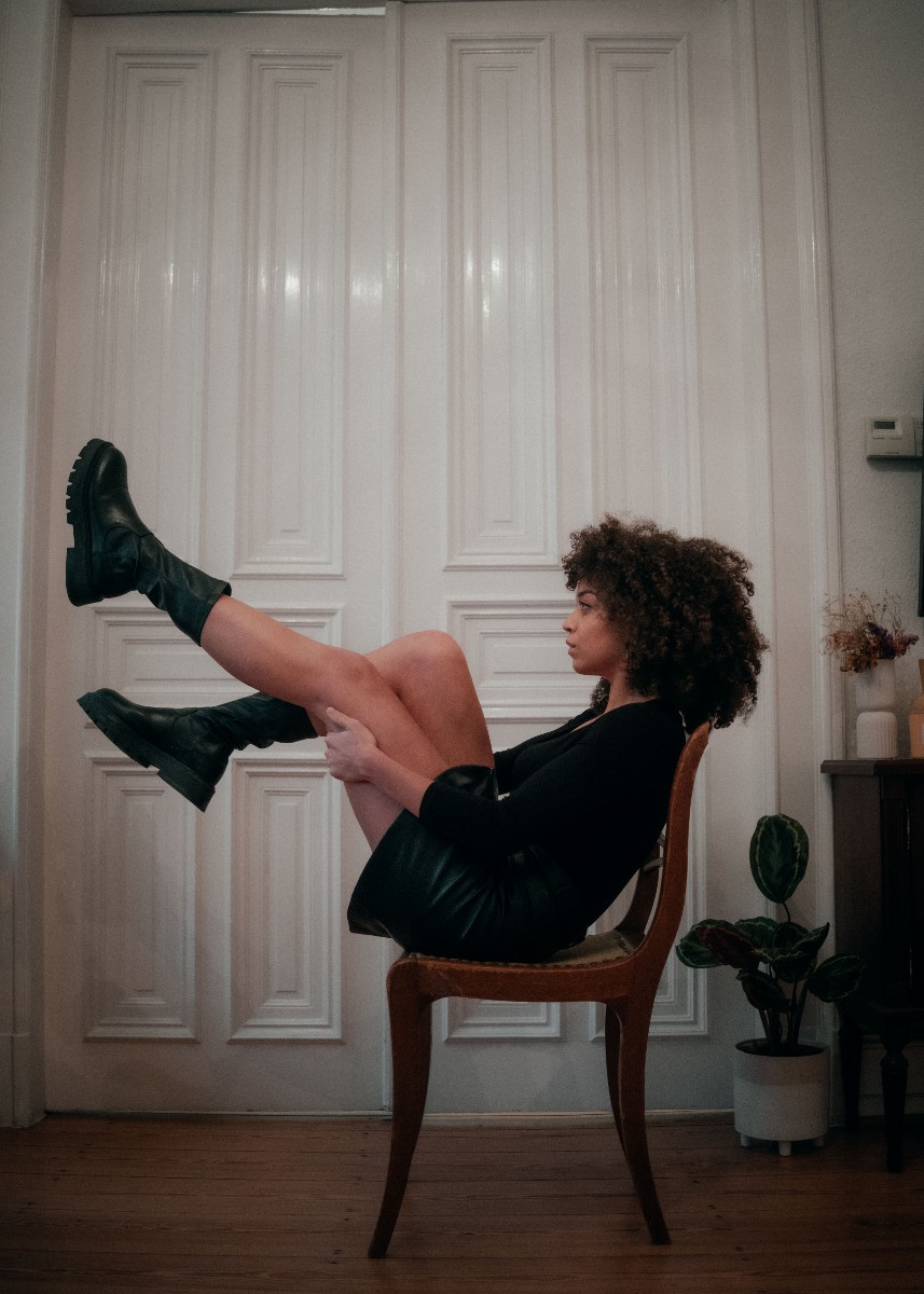 FujifilmX_DE's tweet photo. #fujifilmxplorer Vivienne Bade

X-T5 + XF23mmF1.4 R LM WR
F1.4 | 1/600 Sek. | ISO 1000 | 23 mm

Diese seitliche Portraitaufnahme von Fotografin Vivienne überzeugt durch die Einfachheit der Location, die durch die außergewöhnliche Pose und den Look des Models gebrochen wird. https://t.co/6ofu4iXf53