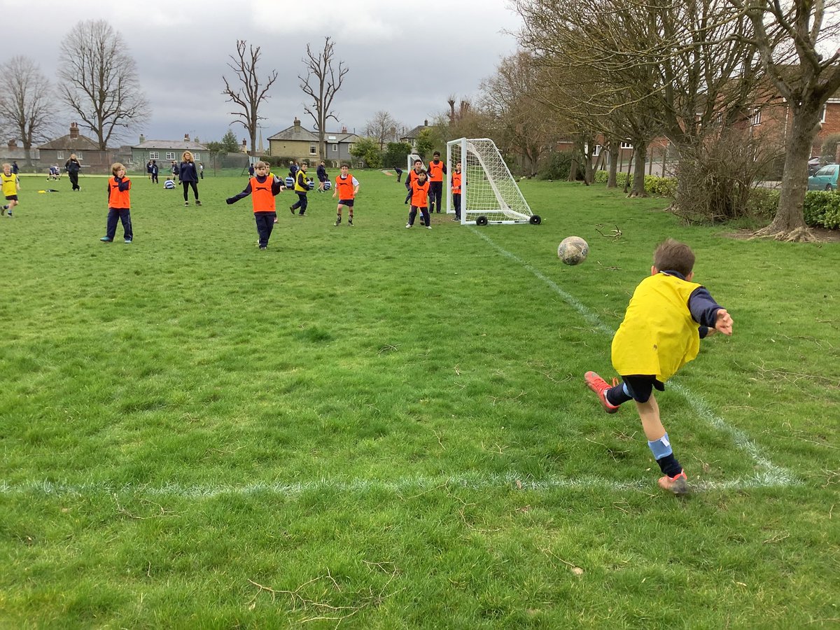 DameBradburys's tweet photo. An action packed afternoon of football and netball dominated by Player House! π‘π #interhouse #teamwork #SPFSchools https://t.co/f0SbFmTDAw
