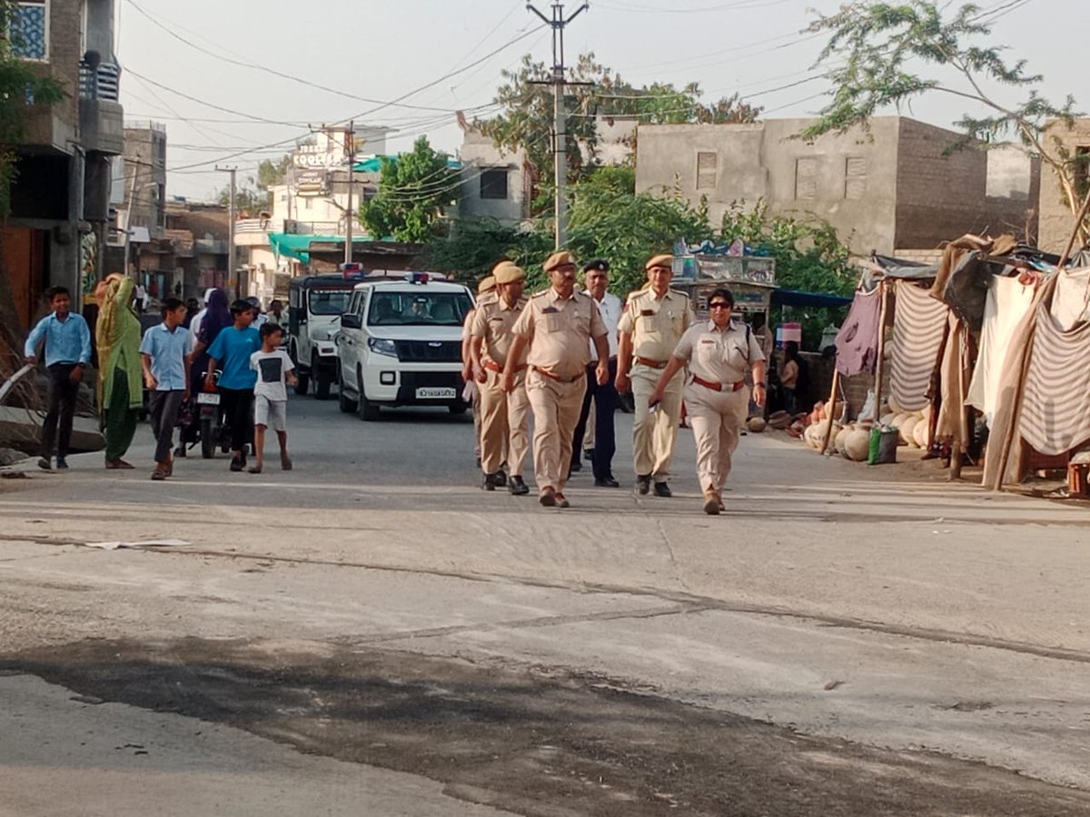 रामनवमी के पर्व को लेकर पुलिस प्रशासन ने भीनमाल के मुख्य मार्गो से निकाला फ्लैग मार्च भीनमाल पुलिस उप अधीक्षक सीमा चोपड़ा थानाधिकारी लक्ष्मण सिंह चंपावत  पुलिस के जवानों ने मुख्य मार्गों से निकाला रूट मार्च सभी लोगों से शांति पूर्वक राम नवमी का पर्व मनाने का दिया संदेश