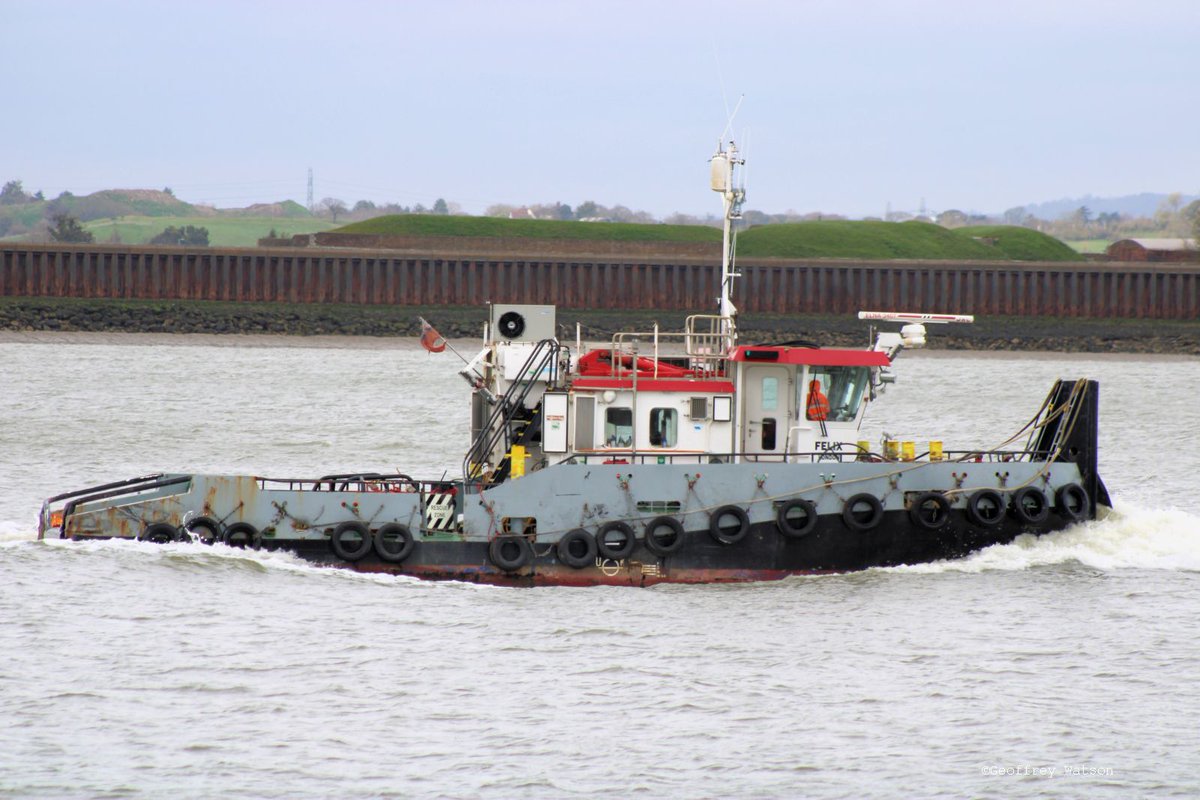Thames Vixen &amp; Felix passing Gravesend heading to London Gateway.