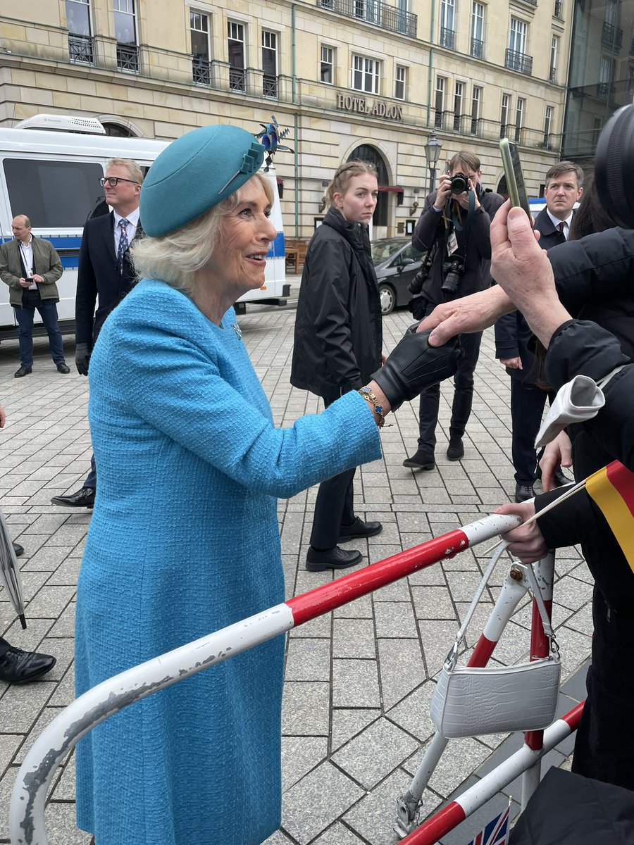 Ein Tag als Reporterin. Ein ganz besonderer Tag für Royal-Fans: #Camilla und #KingCharles in Berlin. Hier bei der Begrüßung mit militärischen Ehren am Brandenburger Tor.