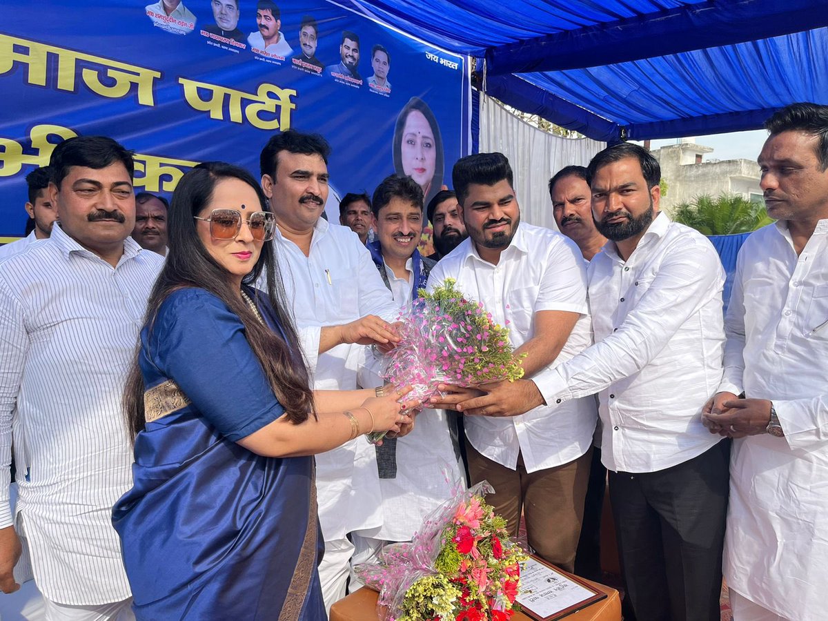 adityabrajwal's tweet photo. बहुजन समाज पार्टी की राष्ट्रीय अध्यक्ष एवं पूर्व मुख्यमंत्री उत्तर प्रदेश बहन कु0 कुमारी मायावती जी के द्वारा #श्रीमती_सोनिया_शर्मा_जी w/o #उमेश_कुमार #निर्दलीय_विधायक_खानपुर को पार्टी में सम्मिलित होने के कार्यक्रम में जन सलाब
#आदित्य_ब्रजवाल 
#प्रदेश_अध्यक्ष_बसपा 
#उत्तराखण्ड https://t.co/h9v3HxAs2B