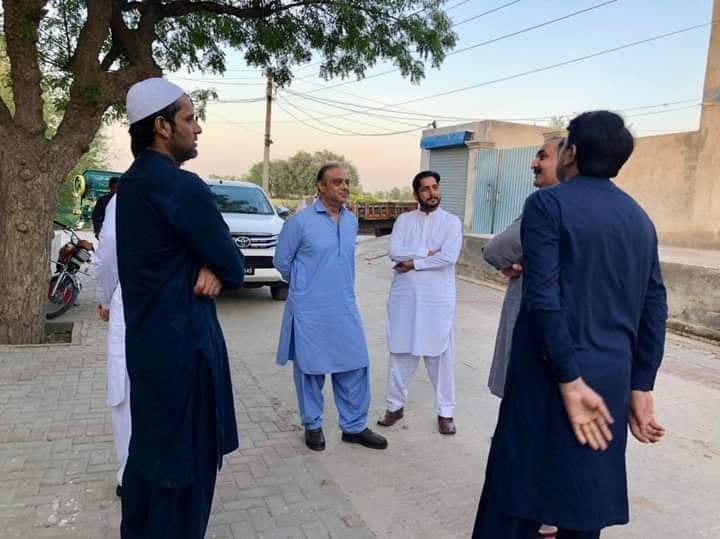 leaderofgojra's tweet photo. گوجرہ: چوہدری خالد بشیر صاحب کا 248 گ ب مالٹری میں میاں حسام صاحب، کاشف صاحب، سے ملاقات۔ چوہدری عبداللّٰہ خالد صاحب، انتظار حسین حیدری صاحب، رانا حسن صاحب، میاں خرم رامے صاحب اور نعیم بھلر صاحب بھی ہمراہ۔
#ImranKhan #ChKhalidBashir #PP119 #PTI #Gojra https://t.co/uD5hCLRqBo