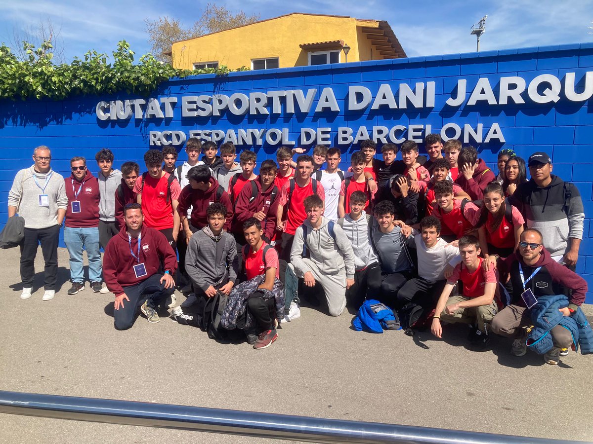 Hoy de visita a la ciudad deportiva del <a href="/RCDEspanyol/">RCD Espanyol de Barcelona</a> con los alumnos del <a href="/InstitutdeVic/">Institut de Vic</a> viendo a los equipos del @RCDEFutbolBase formando #entrenadoresdelfuturo
#futbol