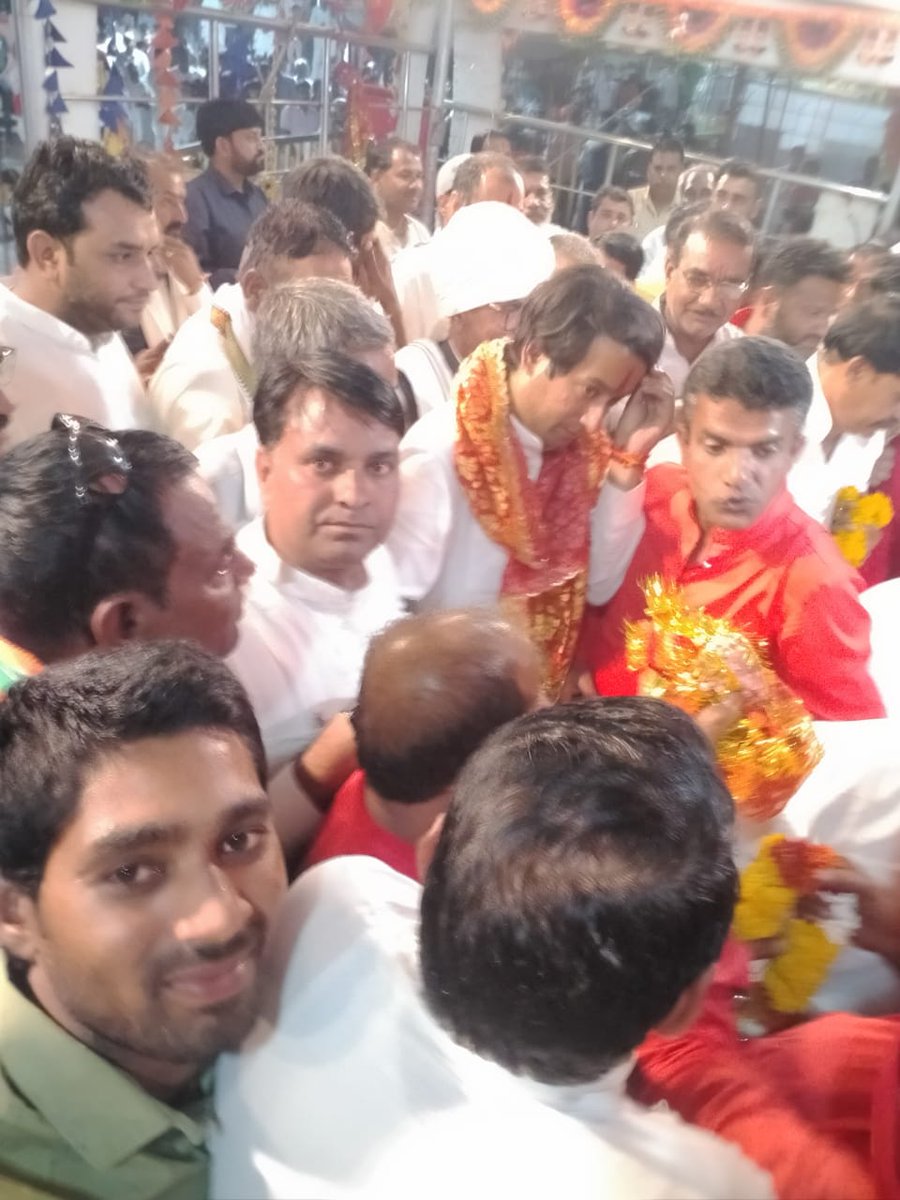हमारे नेता परम आदरणीय राघौगढ़ विधायक पूर्व मंत्री जयवर्धन सिंह जी बाबा साहब एवं खिलचीपुर विधायक पूर्व मंत्री परम आदरणीय प्रियव्रत सिंह जी खींची साहब मां बिजासन माता के दरबार में पधार कर माता जी का आशीर्वाद लिया एवं सतचंडी महायज्ञ के पूजन कर परिक्रमा की