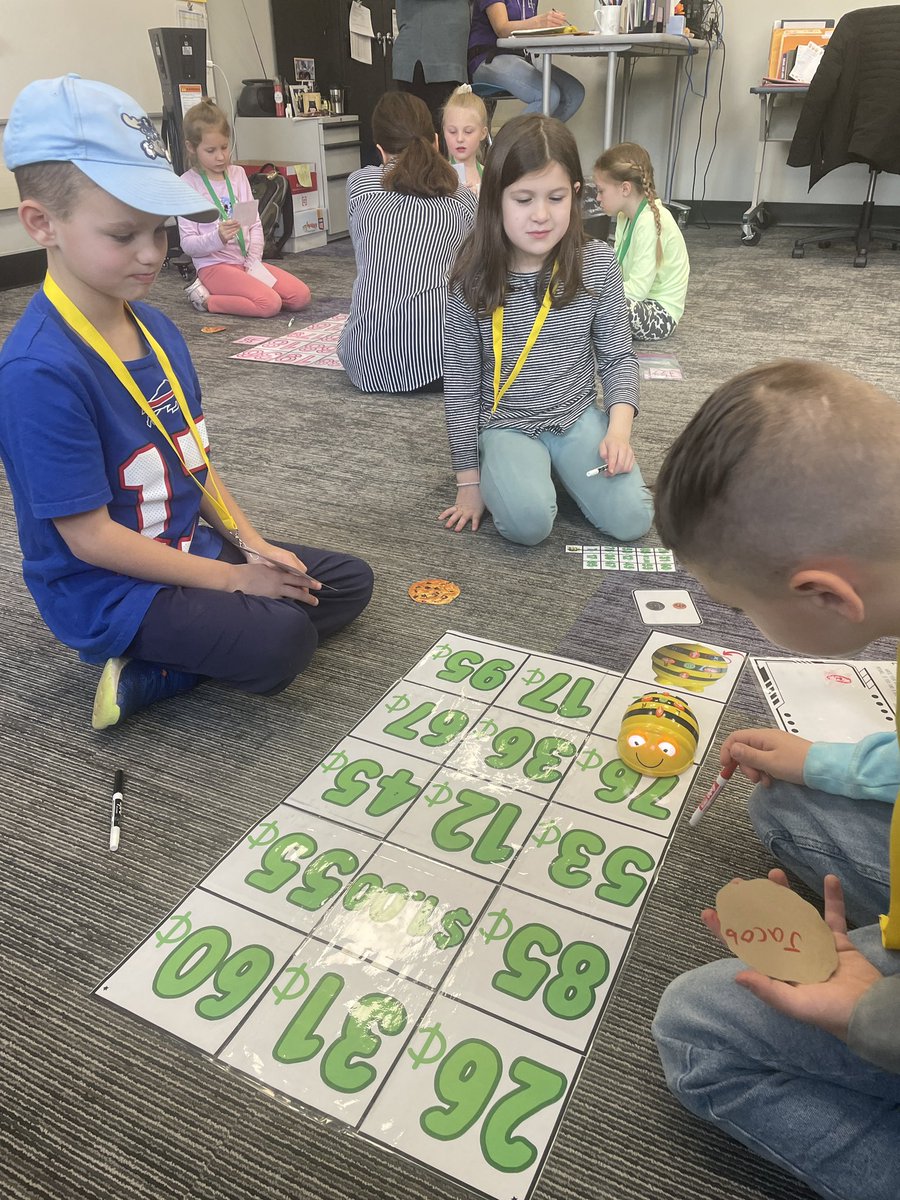 MrsW111's tweet image. Subtracting with regrouping ✅Counting mixed coins ✅Coding ✅ Problem solving ✅ Collaborating ✅ Communicating✅ @missbee0918 and Mrs. Smith’s second graders are such smart cookies🍪 #HCSDLearns #kidscoding