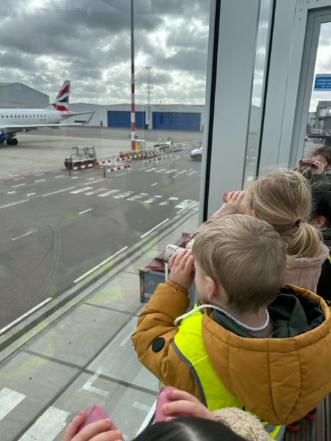 Hebben jullie weleens een vliegtuig gespot? De kinderen van Kindcentrum Viola wel! Samen gingen ze voor het thema 'wij gaan op reis' naar de luchthaven om met zelfgemaakte verrekijkers vliegtuigen te spotten! Zo cool! ✈️

#wijgaanopreis #vliegtuigspotten #avontuur #luchthaven
