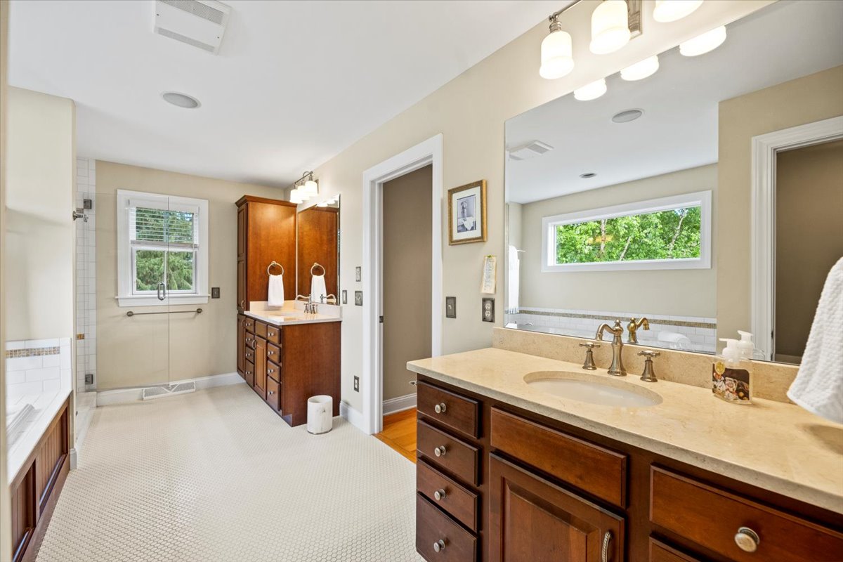 shannonmccarthy's tweet image. 🌟 New Price 🌟
📍 367 Caroline St, Saratoga Springs
🏡 Proudly offered for $1,850,000
👩 Listed by Joanna Rockwood 

#forsale #priceimproved #mccarthysells #theshannonmccarthyteam #saratogasprings #upstatenewyork #moveinready #homegoals #homedecor #listed #upstateny #carolinest