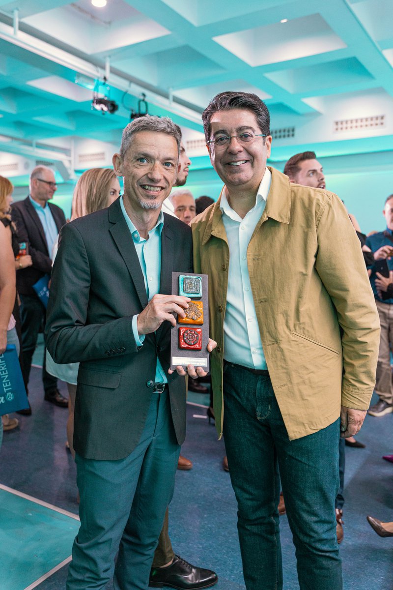 gfhoteles's tweet photo. Recibimos el distintivo que reconoce nuestro compromiso con @BARRIOSxEMPLEO en la inserción de personas desempleadas.

Nuestro compañero Víctor Castro Morales, responsable de Capital Humano, recogió este reconocimiento en el acto organizado por el @CabildoTenerife. https://t.co/gexYjY0TcZ