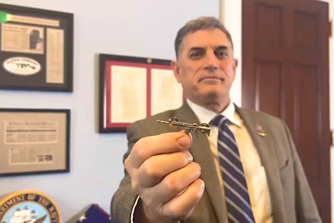 CoffeyTimeNews's tweet photo. On the left

Andrew Clyde proudly displaying his AR-15 lapel pin he wore in to work today 

On the right

What an Nashville emergency room looks like after trying to save school children’s lives that were shot with an AR-15 https://t.co/4Hhvlr2yUO