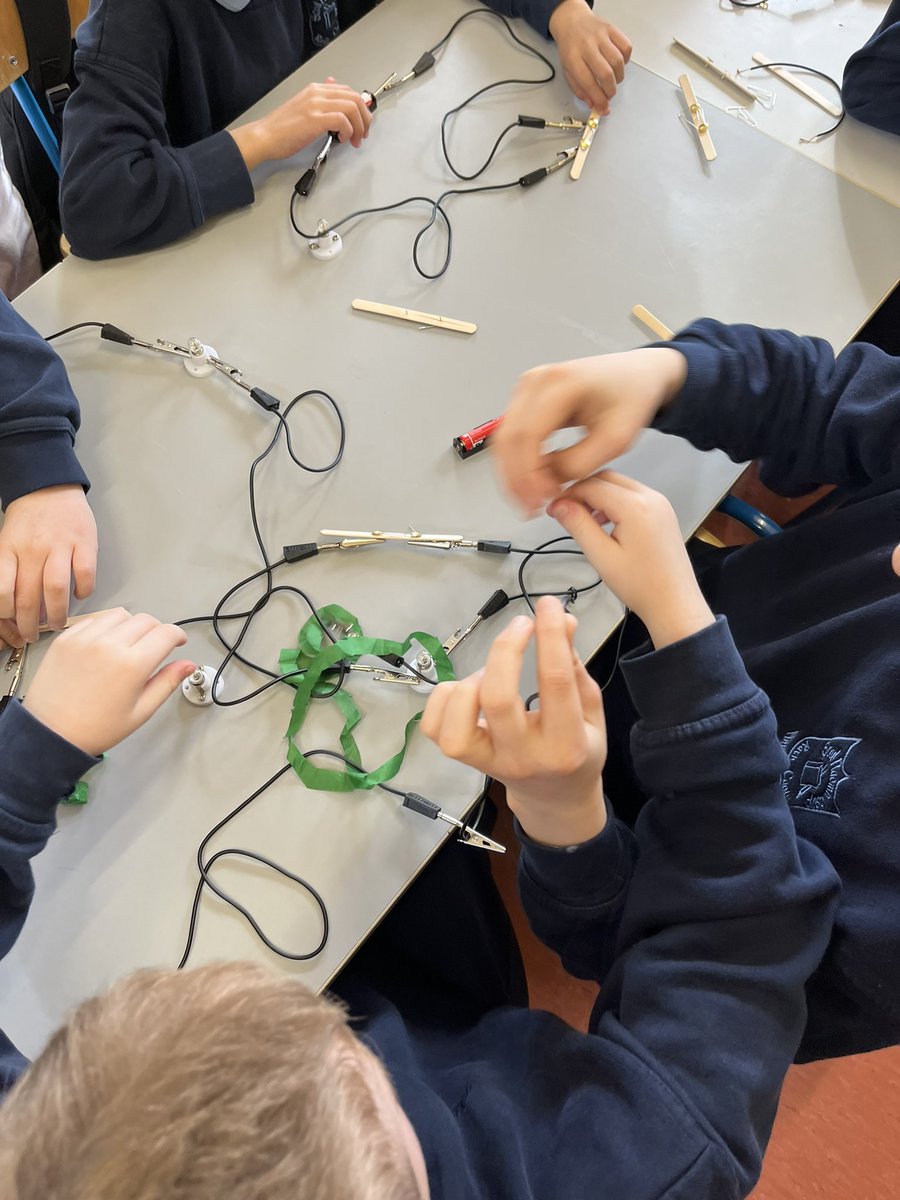 Busy scientists with their parents with @MICEducationFac #DEIS specialism students in St Anne’s and St Joseph’s schools today. Lots of fun learning about #magnetism and #electricity with @MICSTEMCrAFT @ListonMaeve @MICAthenaSWAN #parentengagement #EDII #STEM