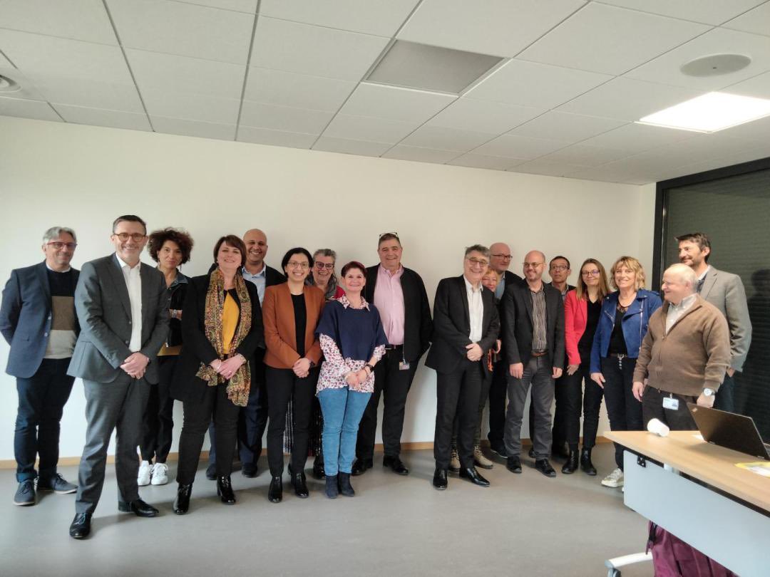 TOUBEAUfred's tweet photo. Journée à #Roussillon sur le secteur de la chimie 🧪 (Emploi - Compétences - Formation)
👉 Visite du Campus de la chimie 
👉 Rencontre avec nos collègues de l’agence Pôle emploi de #Roussillon
👉 Visite de l’entreprise @seqens_group 
👉 Rencontre avec le GIE de la Chimie OSIRIS https://t.co/FOPQYlnhOv